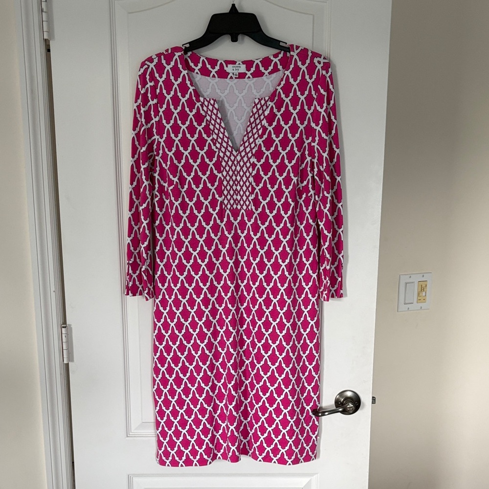 Crown & Ivy Pink and White Geometric Top